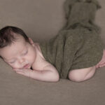 Newborn fotoshoot geposeerd 28 doelen fotografie onderneming/ baby slaapt