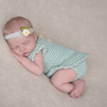 Newborn fotoshoot geposeerd 21 coaching newborn shoot baby die slaapt op een deken