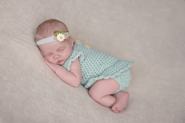 coaching newborn shoot baby die slaapt op een deken