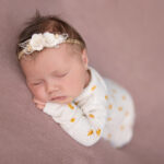 Newborn fotoshoot geposeerd 11 slapen newbornshoot janneke van den berg